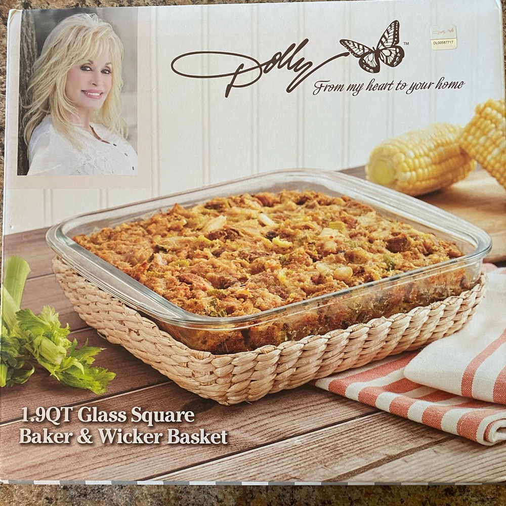Dolly 1.9 qt Baking Dish with Wicker Basket *new*